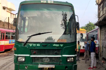 one contract worker died in mau after Bus tire burst जनरथ बस का टायर फटने से संविदा कर्मचारी की मौत, एक गंभीर