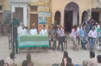 Disclosing the disadvantages of plastic use प्लास्टिक उपयोग के नुकसान बताए