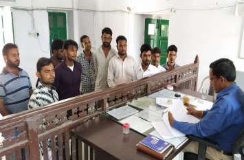Opposed the new contract system submitted to the Tehsildar तहसीलदार को ज्ञापन सौंप नई ठेका प्रणाली का किया विरोध