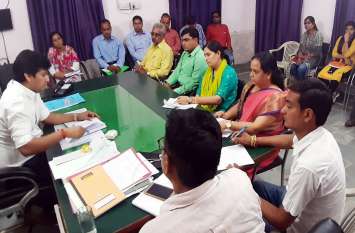 Review meeting of block level officials जन कल्याणकारी योजनाओं के क्रियान्वयन में नहीं बरते लापरवाही - मीणा