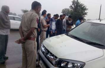Bhatta operator found dead in his car on the roadside सड़क किनारे खुद की गाड़ी में मृत मिला भट्टा संचालक