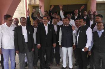Advocate protest on dm office after Delhi dispute दिल्ली में हुई घटना के विरोध में डीएम ऑफिस पर वकीलों का प्रदर्शन