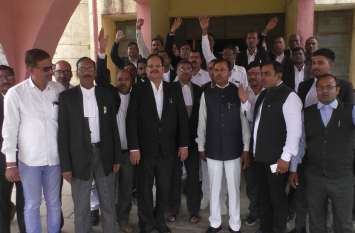 advocates protest in mau after police dispute in delhi पुलिस- अधिवक्ता विवाद का अब पूर्वांचल में भी दिख रहा असर, मऊ में डीएम कार्यालय के सामने किया प्रदर्शन