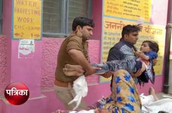 one died and many injured in road accident in hapur Breaking: गंगा स्नान के लिए जा रहे श्रद्धालुओं के ट्रैक्टर ट्रॉली पलटे, एक महिला की मौत, दर्जन भर घायल, देखें वीडियो