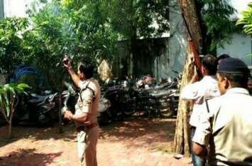 Sehore Mandi TI set fire to the police station मंडी टीआई का थाने में फायर करते कथित वीडियो वायरल, देखें वीडियो