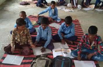 Negligence of Singrauli Education Department डीईओ साहब...स्कूलों में कब नसीब होगा छात्रों को फर्नीचर, बजट जारी हुए दो वर्ष से अधिक समय बीता, जानिए क्या आ गई अड़चने