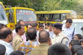 Action taken on the instruction of Singrauli SP स्कूली वाहनों पर चला पुलिस का डंडा, मानक को नजर अंदाज कर चला रहे थे वाहन