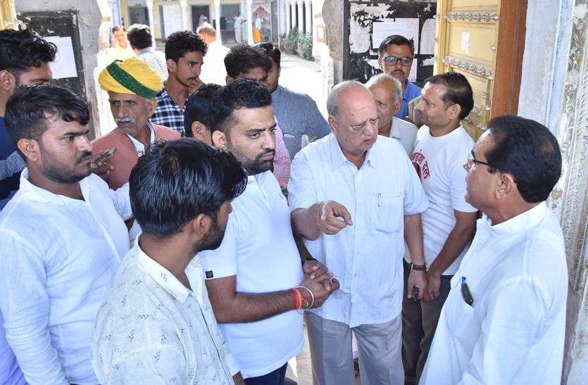अब निलंबन और मुकदमा वापस लेने की मांग को लेकर शुरू किया धरना