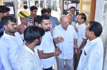 uadaipurwati news अब निलंबन और मुकदमा वापस लेने की मांग को लेकर शुरू किया धरना