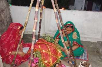 Decorating Pavilion in home courtyard for Tulsi wedding तुलसी विवाह के लिए घर आंगन में सजा मंडप