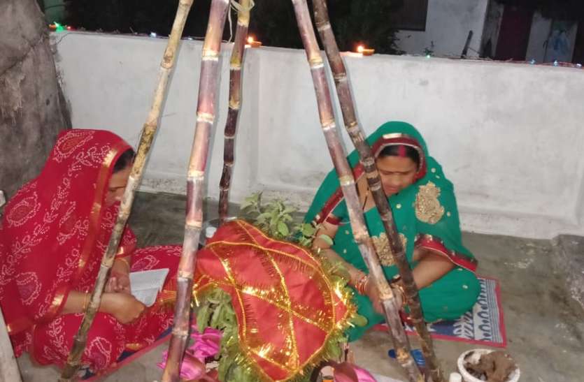 तुलसी विवाह के लए घर आंगन में सजा मंडप तुलसी विवाह के लिए घर आंगन में सजा मंडप