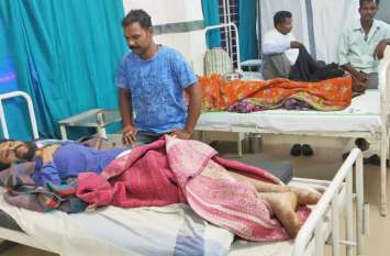 away from family, youth is suffering in hospital परिजनों से कोसो दूर अस्पताल में तड़प रहा युवक