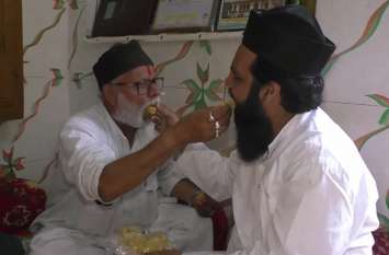 hindu muslim celebrate of ayodhya verdict अयोध्या भूमि विवाद फैसले के बाद यहां दिखा अलग नजारा, देखें वीडियो