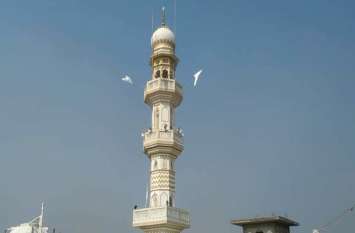 Biggest Masjid in Etawah white flags after ayodhya decision अयोध्या पर फैसले के बाद यहां सबसे बड़ी मस्जिद से सफेद झंडा फहरा कर दिया गया अमन का संदेश