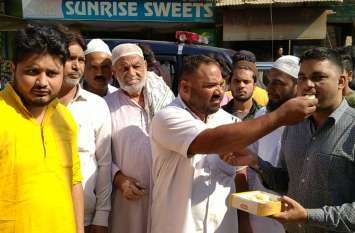 Hapur Hindu Muslim Yuvak Welcome Ayodhya Verdict Hapur: Ayodhya Verdict आने के बाद मुस्लिमों ने खिलाई हिंदू भाइयों को मिठाई