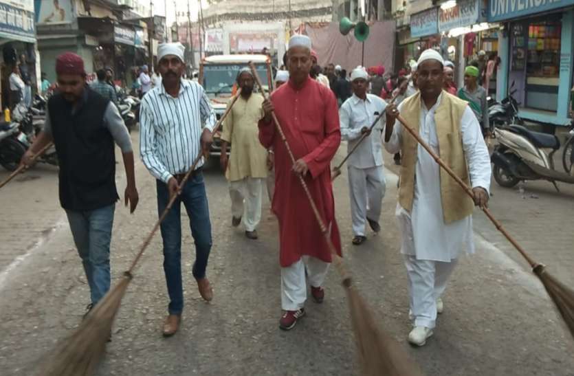 lakhimpur news प्रकाश पर्व के जुलूस के आगे मुस्लिम समुदाय के लोगों ने लगाई झाड़ू