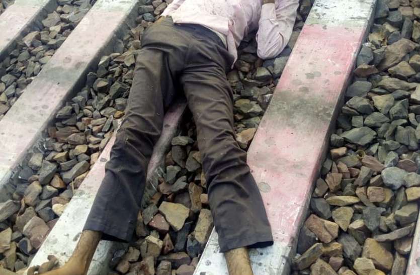 पत्नी को घायल कर पति घर से भागा, गजसिंहपुर में मिली लाश पत्नी को घायल कर पति घर से भागा, गजसिंहपुर में मिली लाश