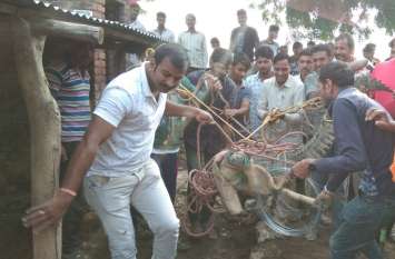 Crocodiles enter the house, forest workers struggle to release the cat घर मे घुसा मगरमच्छ, वनकर्मियों ने मशक्कत कर पकड़ भीमसागर बांध में छोड़ा