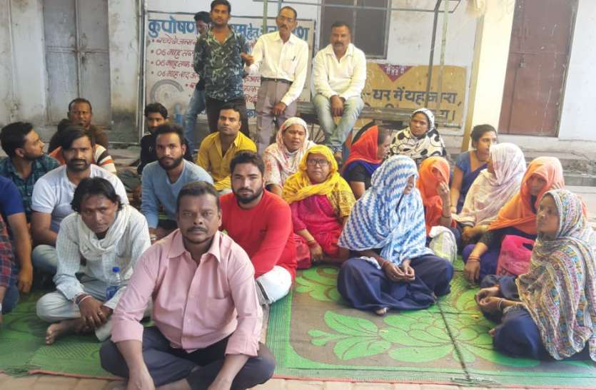 two dozen sweepers of district hospital on strike, system deteriorated जिला अस्पताल के दो दर्जन से अधिक सफाईकर्मी हड़ताल पर, व्यवस्था बिगड़ी