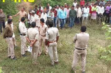 The dead body of an innocent was found in the bushes of the forest alo नदी किनारे जंगल की झाडिय़ों मे मिला मासूम का शव