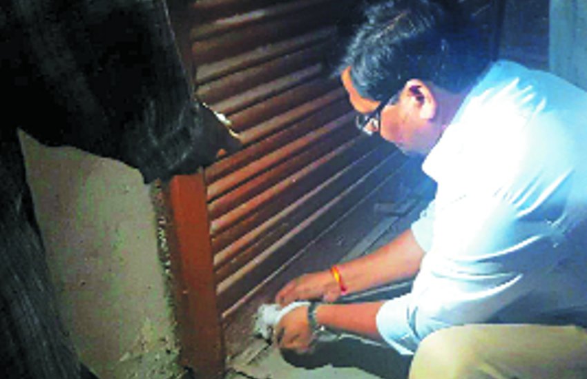 कालाबाजारी की शिकायत पर दो उपभोक्ता भंडार फिर सील, संचालकों ने टीम से किया विवाद