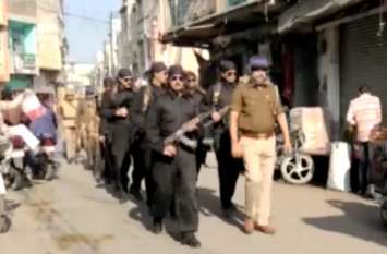 After Ayodhya verdict police forces descended on streets of Kairana अयोध्या फैसले के बाद ब्लैक कैट कमांडो के साथ सड़कों पर उतरी फोर्स, देखें Video