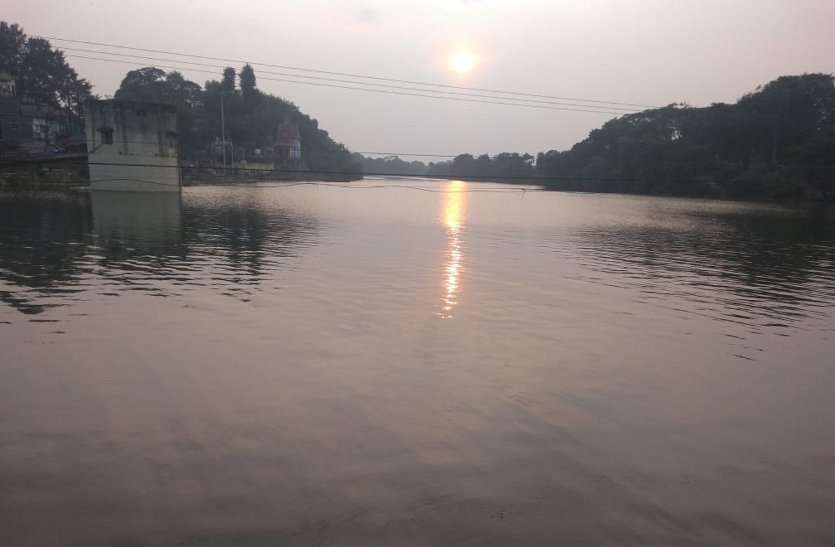 Every year the river becomes empty due to farmers stealing water जनप्रतिनिधिगण सिल्ट सफाई के कार्यों का आकस्मिक निरीक्षण कर अपने मूल्यवान सुझाव अवश्य दें