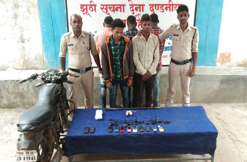 मोबाइल शॉप व मोटर वर्कशॉप से चोरी करने वाले पांच आरोपी गिरफ्तार, तीन नाबालिग भी शामिल मोबाइल शॉप व मोटर वर्कशॉप से चोरी करने वाले पांच आरोपी गिरफ्तार, तीन नाबालिग भी शामिल
