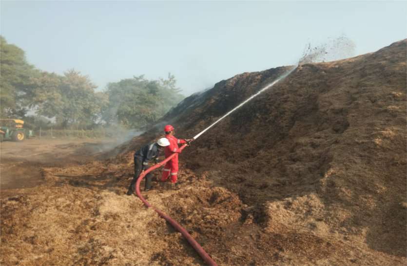 Municipal fire thrives, fire could not be extinguished in two hours नगरपालिका की दमकल का फूला दम, दो घंटे में भी नही बुझा सकी आग, पढ़ें खबर