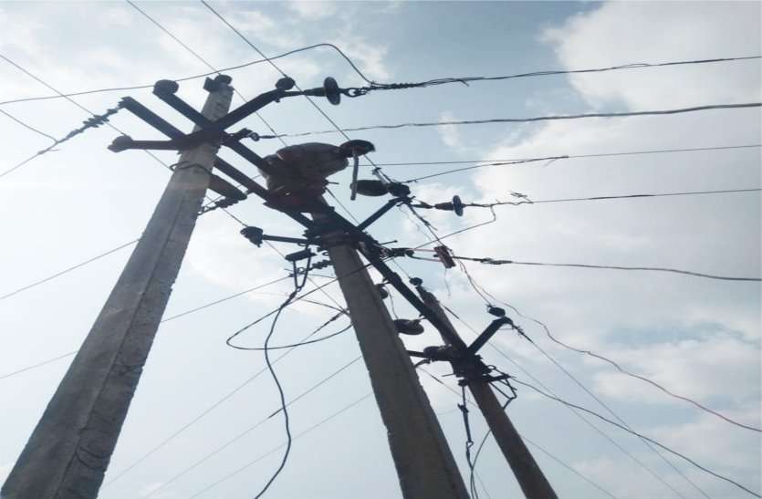 Power company doing work without outsourced employees training, employees getting accident victims बिजली कंपनी बिना प्रशिक्षण आउटसोर्स कर्मचारियों से करा रही काम, कर्मचारी हो रहे दुर्घटना का शिकार, पढ़ें खबर