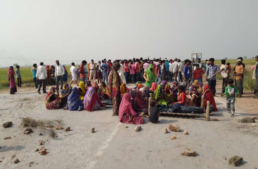 Angry family jammed the youth's death, news in hindi, mp news, dabra news युवकों की मौत से गुस्साए परिजनों ने लगाया जाम