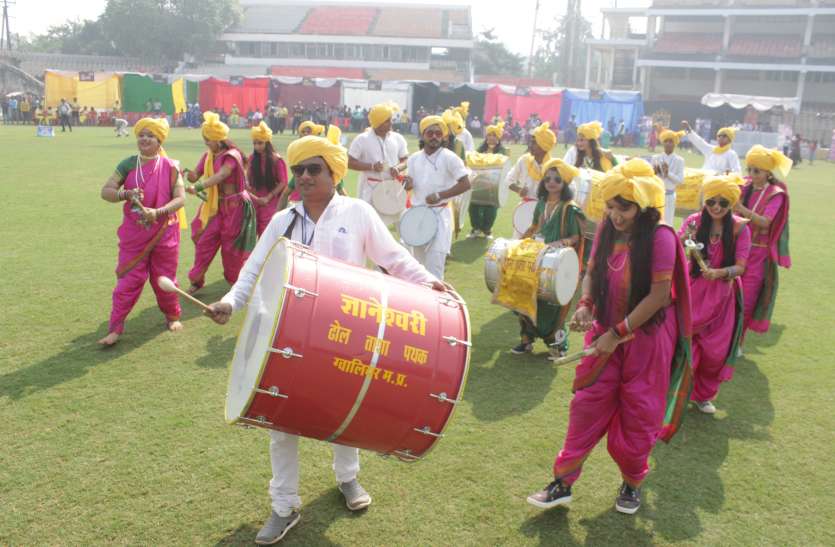 स्टेडियम में खेला फनी मैच, ढोल पथिक ने बांधा समां स्टेडियम में खेला फनी मैच, ढोल पथिक ने बांधा समां