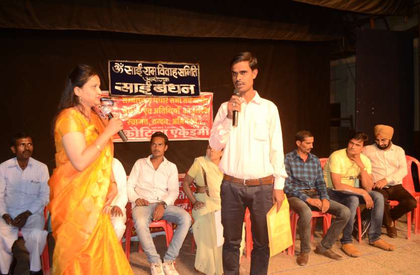 शरमाते हुए मंच पर दिया परिचय शरमाते हुए मंच पर दिया परिचय