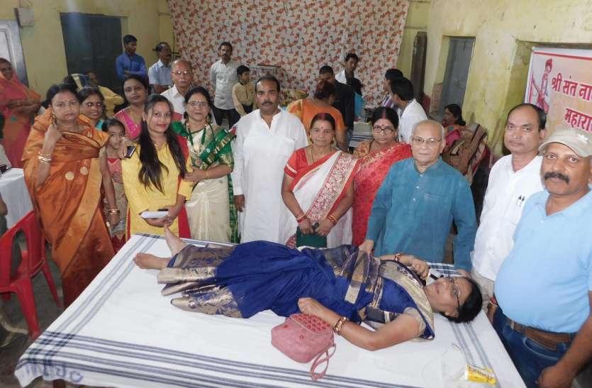 नामदेव समाज के महिला-पुरूषों ने पहली बार किया रक्तदान नामदेव समाज के महिला-पुरूषों ने पहली बार किया रक्तदान