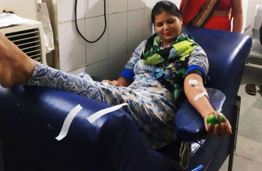 सोशल मीडिया पर देखी पोस्ट तो महिला पहुंच गई रक्तदान करने सोशल मीडिया पर देखी पोस्ट तो महिला पहुंच गई रक्तदान करने