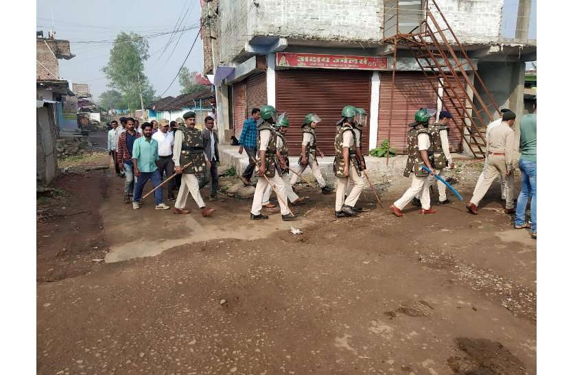 Police personnel posted on the town कस्बा के चप्पे-चप्पे पर तैनात रहे पुलिस के जवान