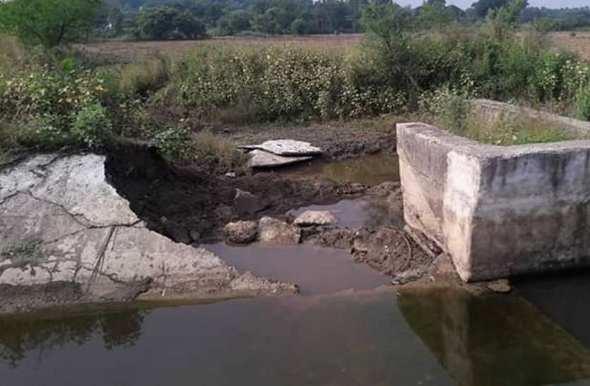 Poor construction, broken canals in many places घटिया निर्माण से कई जगह टूटी नहरें, किसान पानी से वंचित