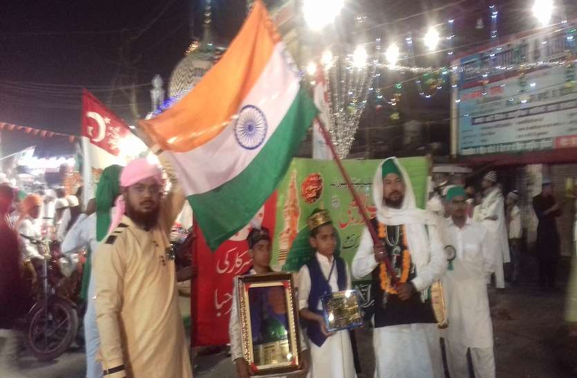 जुलूस ए मोहम्मदी में शान से लहराया तिरंगा- देखें वीडियो जुलूस ए मोहम्मदी में शान से लहराया तिरंगा- देखें वीडियो