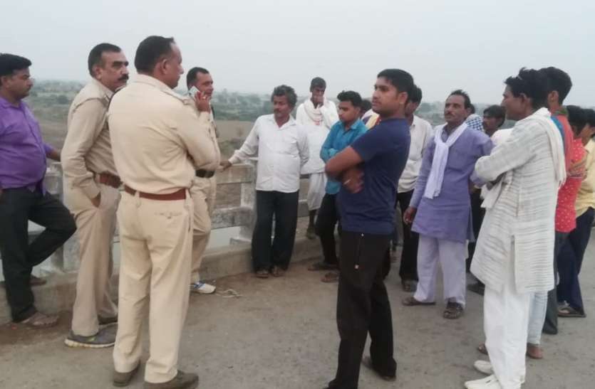 महिला पति से बोली-गाड़ी रोको उल्टियां होगी,पति ने गाड़ी रोकी तो महिला गाड़ी से उतरकर चंबल नदी में कूदी ! महिला पति से बोली-गाड़ी रोको उल्टियां होगी,पति ने गाड़ी रोकी तो महिला गाड़ी से उतरकर चंबल नदी में कूदी !