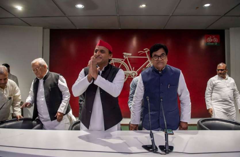इस पूर्व बसपा पदाधिकारी के साथ दर्जनों नेता सपा में हुए शामिल इस पूर्व बसपा पदाधिकारी के साथ दर्जनों नेता सपा में हुए शामिल