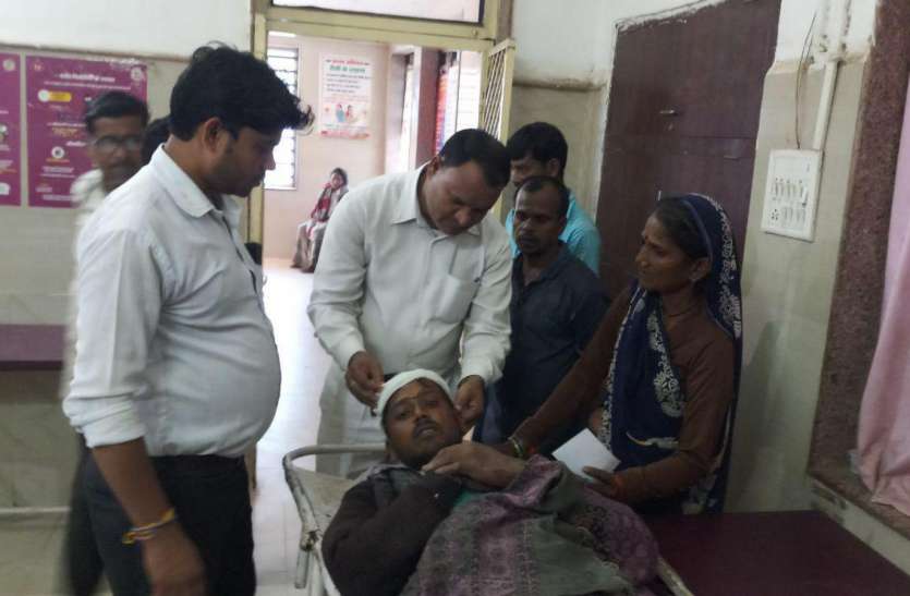Four family members attacked in a dispute over water in the farm खेत में पानी जाने के विवाद में एक परिवार के चार सदस्यों पर हमला