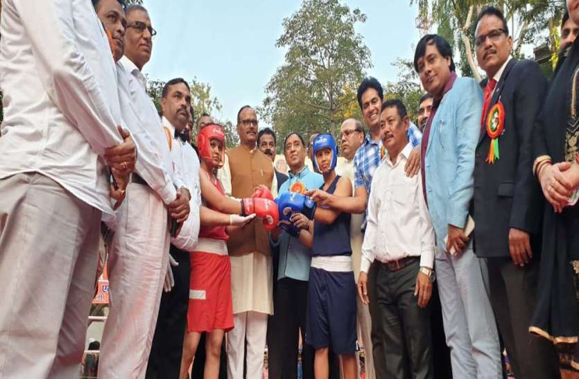 लखनऊ की अनामिका और आंचल ने प्रारंभिक दौर के मुकाबलोेें में दर्ज की जीत लखनऊ की अनामिका और आंचल ने प्रारंभिक दौर के मुकाबलोेें में दर्ज की जीत