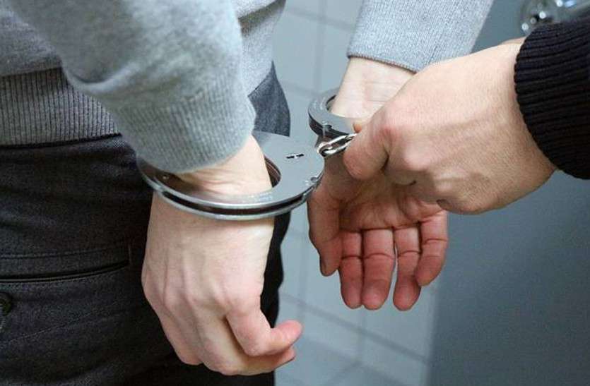 होटल में खेल रहे थे जुआ, पुलिस ने मारा छापा होटल में खेल रहे थे जुआ, पुलिस ने मारा छापा