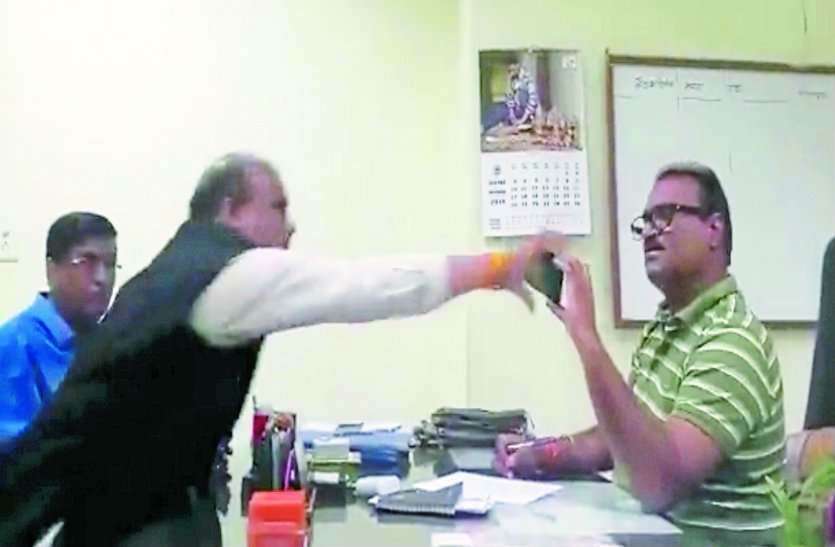 b_1.jpg 'गुंडागर्दी' करने वाले विधायक पति को सरकार ने दिया 'तोहफा', कार्रवाई करने वाले SDM का हुआ ट्रांसफर