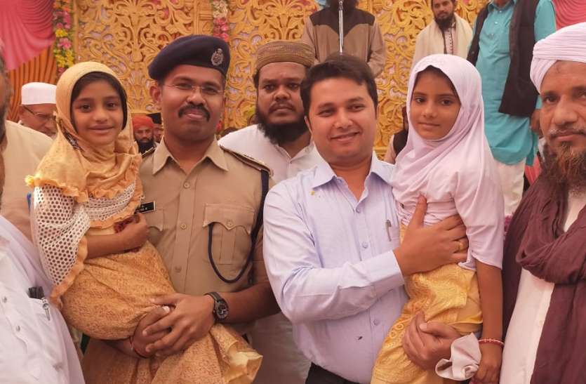 कलेक्टर और एसपी ने बेटियों को गोद में उठाया पढ़े, कलेक्टर-एसपी ने बेटियों को गोद में लेकर बेटी-बचाओ,बेटी पढ़ाओ का दिया संदेश