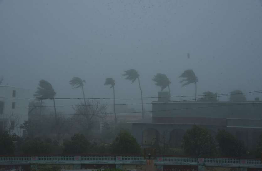 Cyclone Bulbul : चक्रवाती तूफान बुलबुल का कहर : तीन लोगों की मौत Cyclone Bulbul : चक्रवाती तूफान बुलबुल का कहर : तीन लोगों की मौत