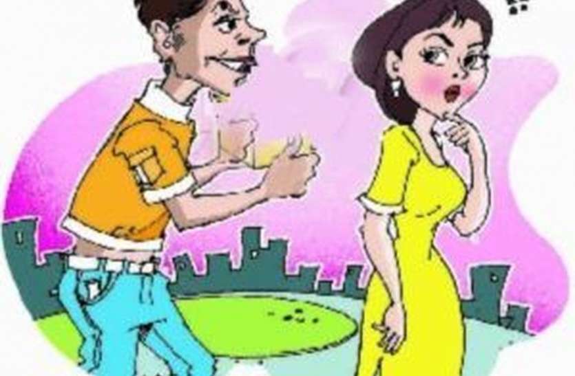 पीछा हुए मनचले पहुंच गए घर, मां समझाई आई तो करने लगे बदसलूकी पीछा हुए मनचले पहुंच गए घर, मां समझाई आई तो करने लगे बदसलूकी