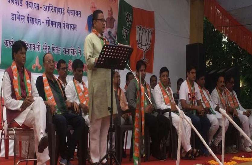 जानिए कहां कांग्रेस के गढ़ में 2000 लोग हुए भाजपा मेंशामिल जानिए कहां कांग्रेस के गढ़ में 2000 लोग हुए भाजपा मेंशामिल