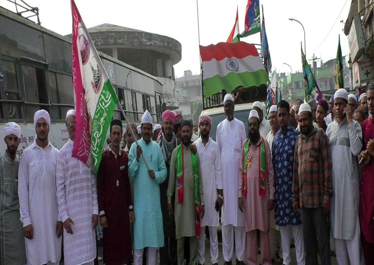 Eid-Miladunnabi News; पैगम्बर के जन्मदिन पर नमाज अदा कर मनाईं खुशियां