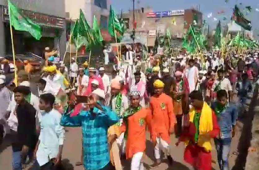 ईदमिलादुन्नबी : नूरी मस्जिद से निकाला गया जुलूस, लोगों को परेशानी ना हो इसके लिए पुलिस ने ट्रैफिक किया डायवर्ट Eid Festival 2019: नूरी मस्जिद से निकाला गया जुलूस, लोगों को परेशानी ना हो इसके लिए पुलिस ने ट्रैफिक किया डायवर्ट